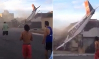 لحظة سقوط طائرة على منزل في البرازيل